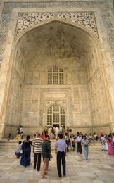 Agra;-Arabesques;-Architecture;-Calligraphy;-Facade;-India;-Kaleidos;-Kaleidos-images;-La-parole-à-limage;-Mausoleum;-Mughal;-Mumtaz-Mahal;-Niche;-Pishtaq;-Shah-Jahan;-Stories-Pictures;-Taj-Mahal;-Tarek-Charara;-UNESCO;-Uttar-Pradesh;-Visitors;-White-marble;-World-Heritage